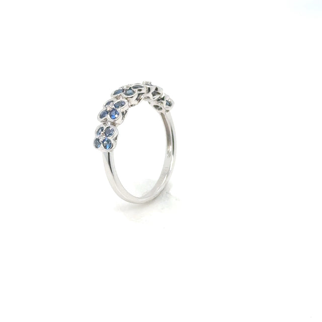 18kt White Gold Ring With Blue Flower Sapphires.