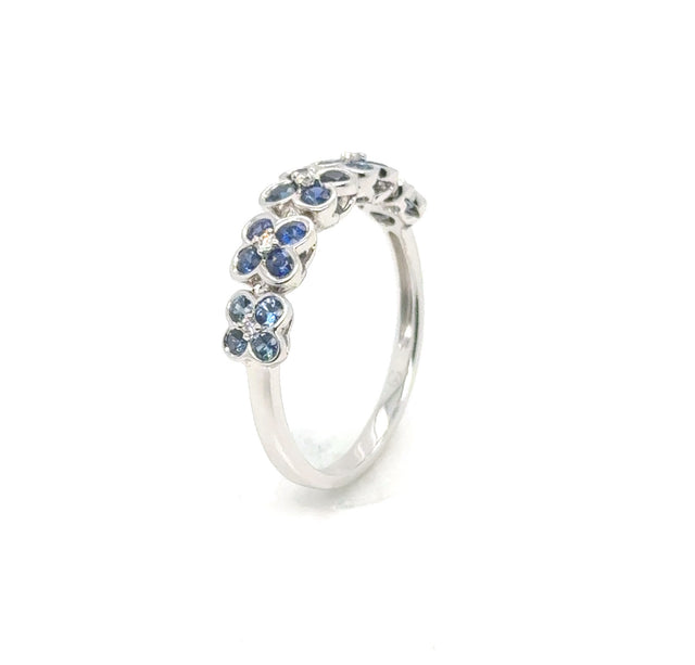 18kt White Gold Ring With Blue Flower Sapphires.