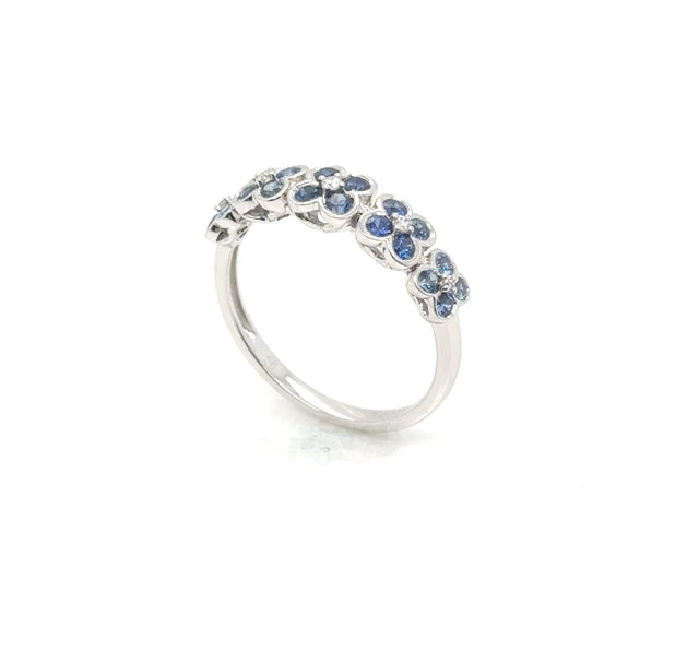 18kt White Gold Ring With Blue Flower Sapphires.