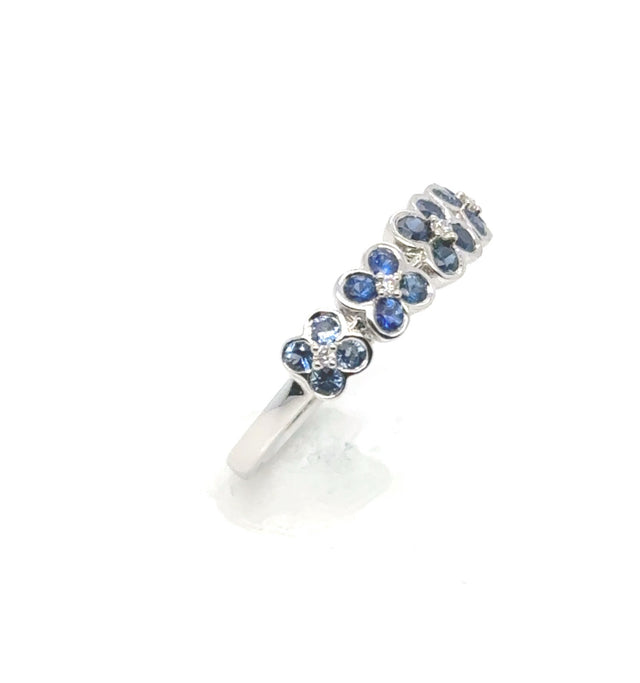 18kt White Gold Ring With Blue Flower Sapphires.