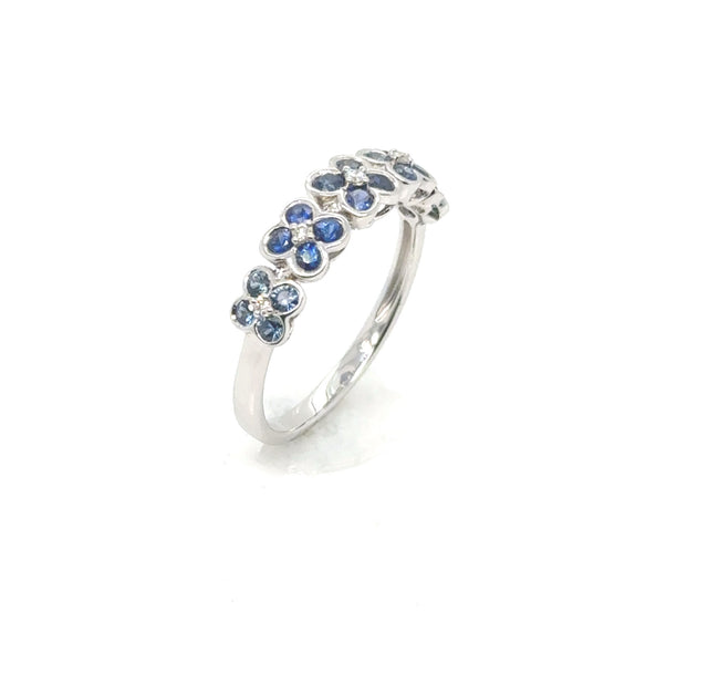 18kt White Gold Ring With Blue Flower Sapphires.